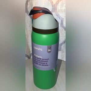 BRAND NEW owala 32 ounce free sip insulated water bottle